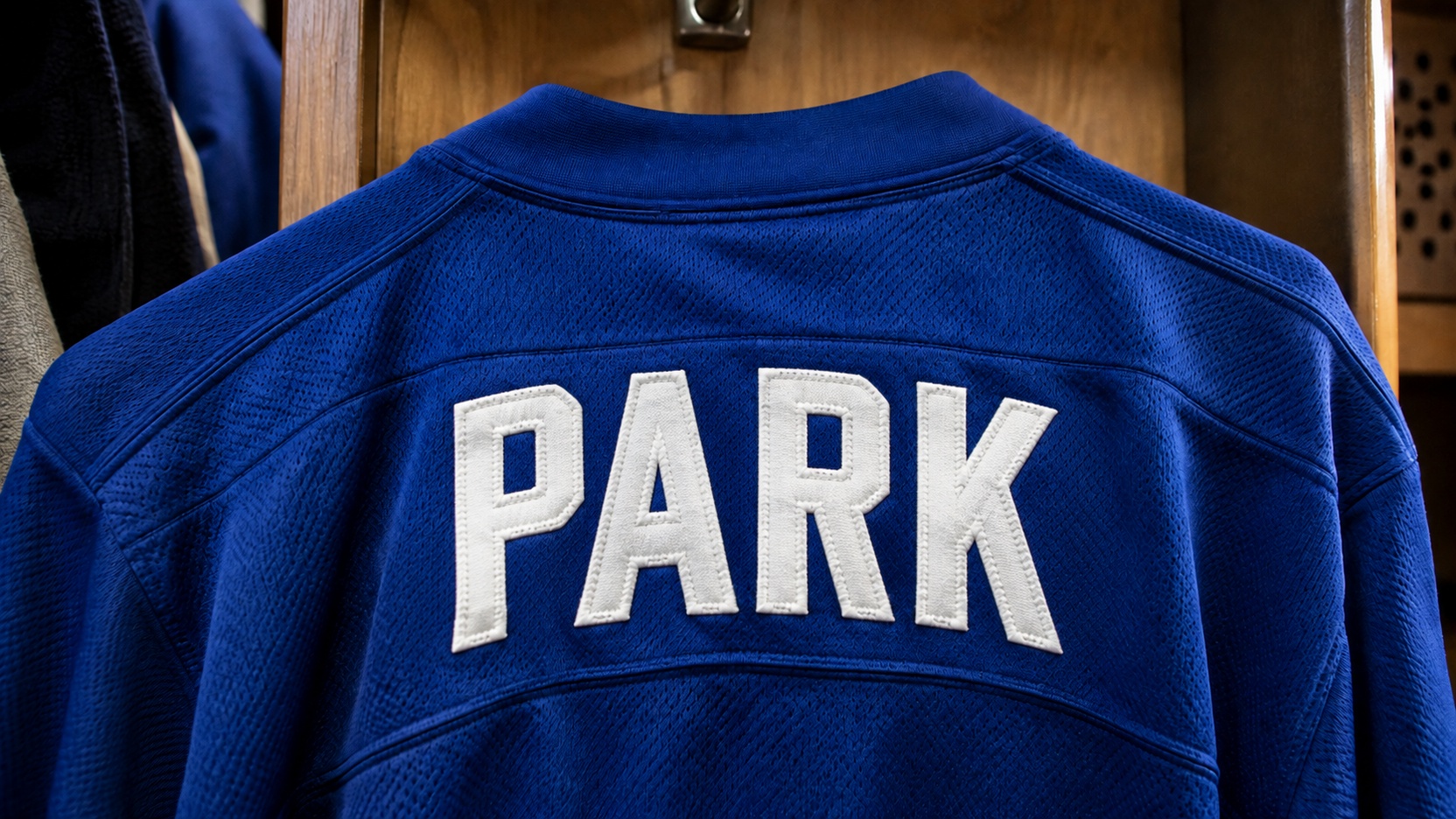 Spielername auf Sporttrikot — edited with ReWords AI